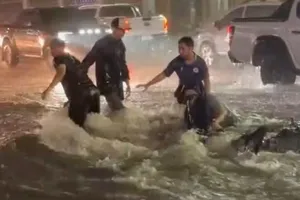 Mưa lớn nước chảy trôi người và xe máy trên quốc lộ 1 ở Đồng Nai