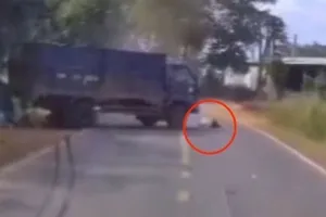 Tạm giữ tài xế xe tải dừng lại rồi cán qua người nạn nhân