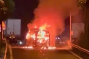 Xe cứu thương chở bệnh nhân tông vào xe container khiến 3 người tử vong