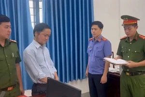 Bắt tạm giam nguyên cán bộ địa chính xã nhận hơn nửa tỉ đồng hứa làm giấy tờ đất 