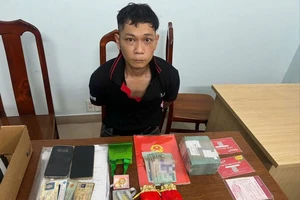 Cạy cốp xe máy của người phụ nữ lấy trộm hơn 1 tỉ và 11 chỉ vàng