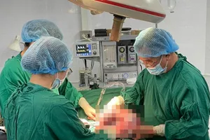 Cứu người phụ nữ vừa sinh con mang khối u khổng lồ