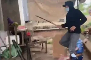 3 thanh niên mang hung khí lao vào vựa sầu riêng chém người
