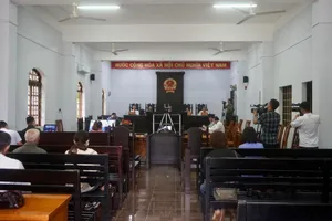 Nghi ngoại tình, chồng dùng dao tấn công vợ