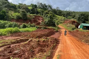 Giáo viên góp tiền nạo vét bùn đất để học sinh đi khai giảng