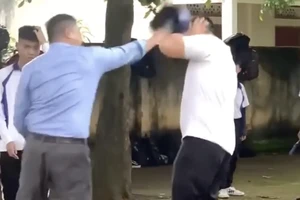 Sẽ xử lý thầy giáo đánh hai học sinh bằng nón bảo hiểm 