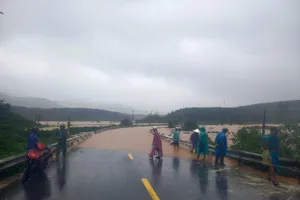 Mưa lớn ở Kon Tum làm ngập đường Hồ Chí Minh