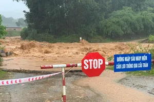 Chùm ảnh: Mưa lớn làm sạt lở nhiều nơi ở Kon Tum