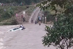 Đi qua ngầm tràn, xe bán tải bị nước cuốn trôi 