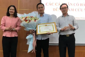 2 thanh niên được tặng bằng khen vì cứu người phụ nữ nhảy cầu tự tử