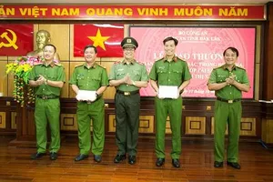 Khen thưởng 2 đơn vị khám phá nhanh vụ cướp đột nhập nhà chủ tịch huyện