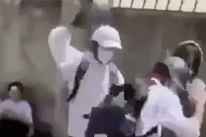 Nữ sinh cấp 2 bị nhóm bạn dùng mũ bảo hiểm đánh tới tấp