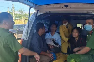 Giải cứu cháu bé bị cha mẹ tâm thần nhốt trong nhà nhiều ngày