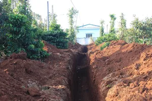 Tiếp tục khắc phục đường ống cấp nước 13 lần bị vỡ