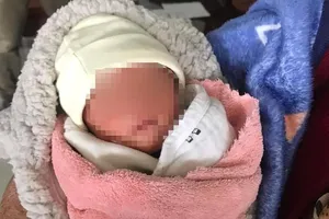 Tìm người thân của bé sơ sinh bị bỏ lại ở căn nhà hoang