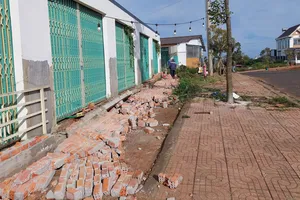 Bức tường xây trước nhà dân để giải quyết tranh chấp đã được tháo dỡ sau phản ánh của Pháp Luật TP.HCM