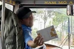 Vừa lái xe vừa nhắn tin điện thoại 1 tài xế bị xử phạt