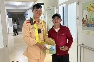 CSGT dùng xe đặc chủng đưa sản phụ đi cấp cứu lúc rạng sáng