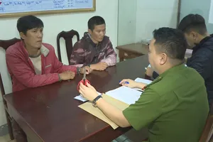 2 người nghiện giả công an cướp tài sản