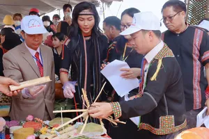 Hoa hậu H’Hen Niê dự Lễ hội Văn hoá dân gian Việt Bắc ở Tây Nguyên
