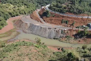 Bạt đồi, lấn hồ thủy điện để xây nhà trái phép