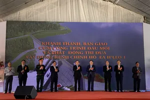 Phó thủ tướng Trần Lưu Quang bấm nút khánh thành hồ chứa nước Ea H’leo 1