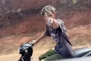 Thiếu niên chạy xe máy giương mã tấu đe dọa xe khách