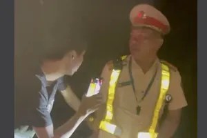 Phê chuẩn lệnh bắt giữ người giật áo, bảng tên của CSGT