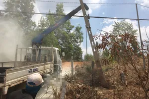 Người đàn ông bị điện giật tử vong khi di chuyển cột cáp quang