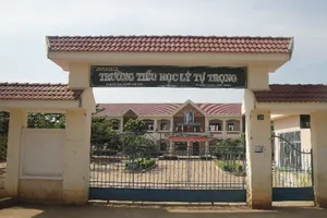 31 học sinh tiểu học nhập viện sau khi nhận bóng bay của nhóm người lạ