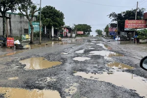 Dân kiến nghị sửa đường hỏng nặng, huyện nói không có tiền