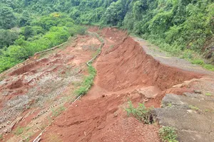 Đường giao thông sụt lún kéo dài 5 năm nhưng chưa khắc phục