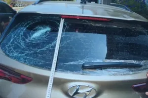 Sau khi nhậu, nhóm thanh thiếu niên rủ nhau đi ném đá ô tô đang chạy 