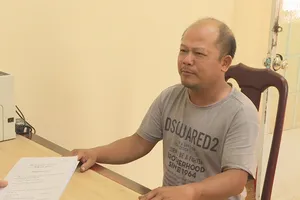 Người đàn ông uống rượu tát vào mặt chiến sĩ CSGT