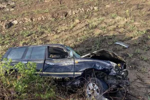 Ô tô 7 chỗ rơi xuống rẫy mía, tài xế tử vong