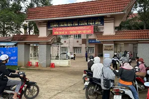 Chờ con thi 1 phụ huynh ngất xỉu phải đưa vào viện cấp cứu