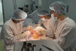 Phẫu thuật cho bệnh nhân bị máy cắt cỏ chém đứt lìa bàn chân