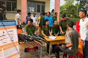 Đắk Lắk: Người dân hào hứng đem súng đổi lấy gạo