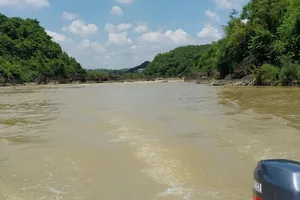 Thiếu niên câu cá hạ nguồn thủy điện thì bất ngờ bị nước cuốn mất tích 