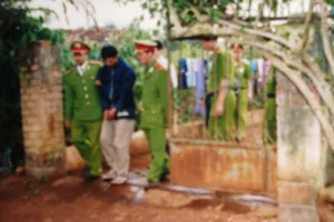 Triệu tập 2 điều tra viên đến phiên xử vụ giết người 17 năm trước 