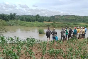  Nhờ thủy điện đóng cửa xả, cứu hộ tìm được thi thể 2 người bị lật thuyền