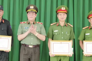 Khen thưởng 5 người dân giúp bắt nhóm khủng bố trốn truy nã ở Đắk Lắk