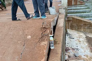 Nứt vỡ bê tông mặt cầu đập thủy lợi ở Đắk Nông