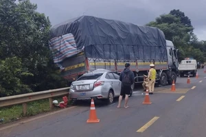 Xe tải mất phanh chạy lùi cán bẹp đầu ô tô con, tài xế may mắn thoát nạn