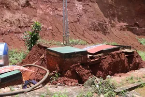 Đắk Nông: Bồn chứa xăng bất ngờ 'đội đất' sau mưa lớn