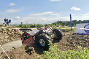 Đắk Lắk: Hàng nghìn người dân đội nắng xem đua xe ô tô địa hình quốc tế