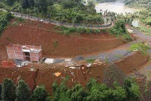 Xuất hiện vết nứt ở khu vực bạt đồi, lấn hồ xây nhà không phép