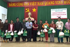 Đoàn công tác TP.HCM thăm, tặng quà 80 hộ dân vùng sạt lở đất ở Đắk Nông