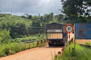 Lo vỡ đập, người dân báo CSGT chặn xe quá tải