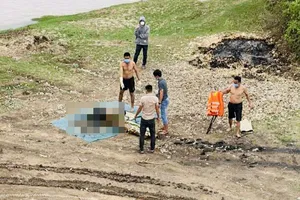 Tìm thân nhân người đàn ông tử vong tại cồn cát